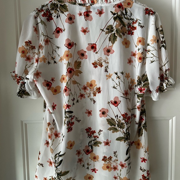 Delicate floral blouse - Picture 2 of 3